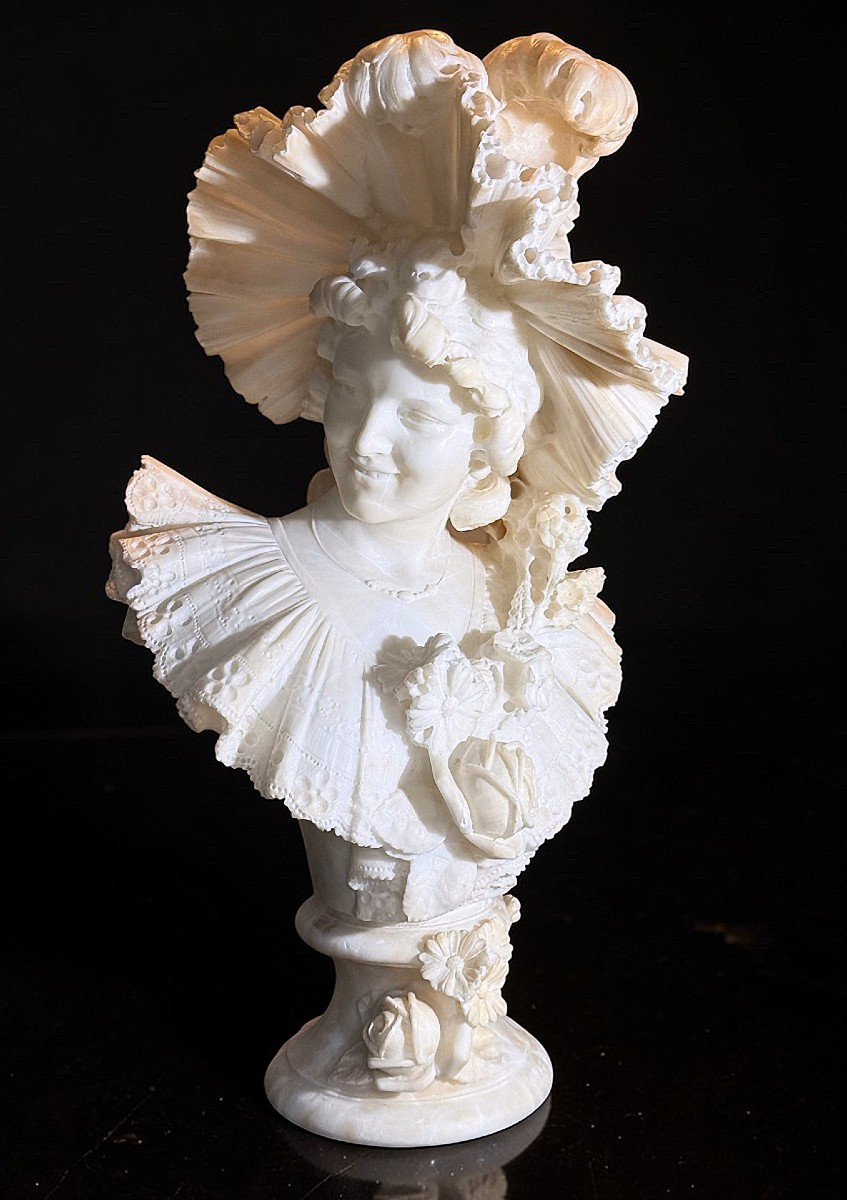 Busto giovane fanciulla sorridente con Cappello e dedica d'amore sul retro, Marmo 