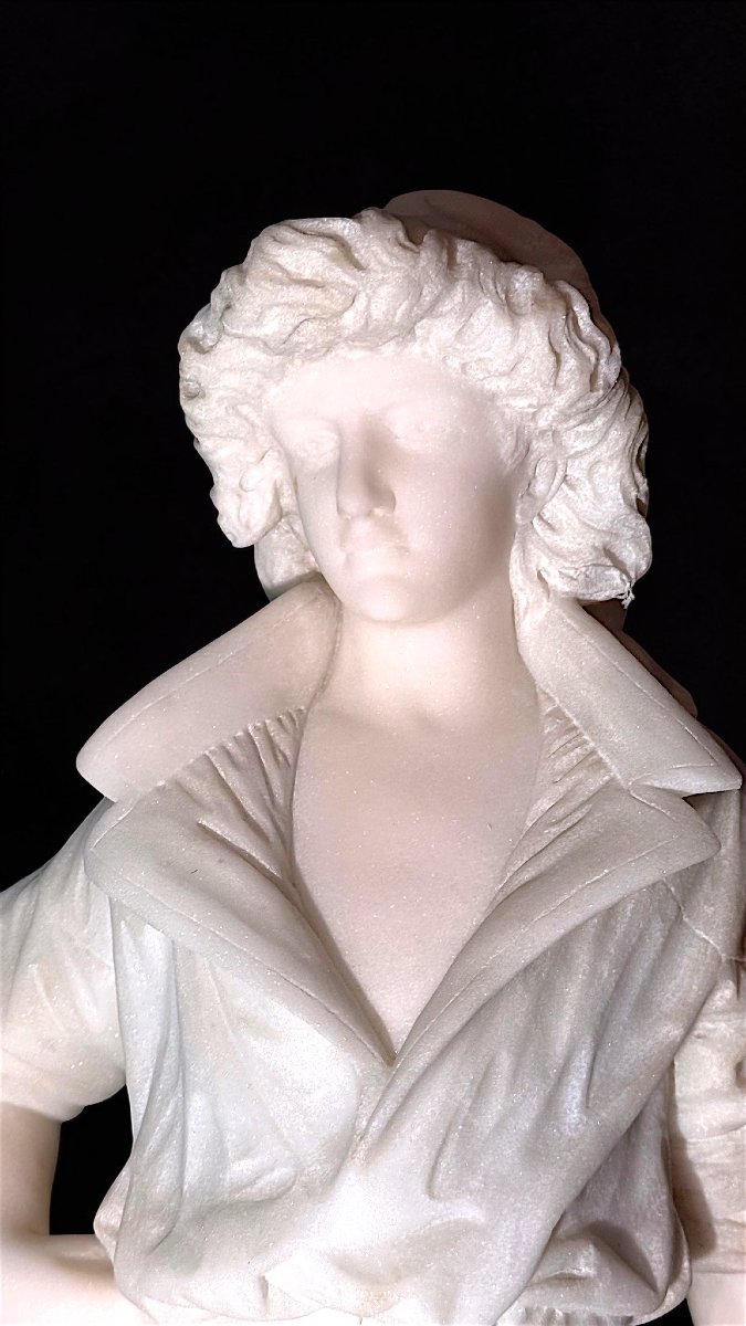 Statua raffigurante un giovane fanciullo Pescatore in Marmo Bianco Statuario di Carrara -photo-2