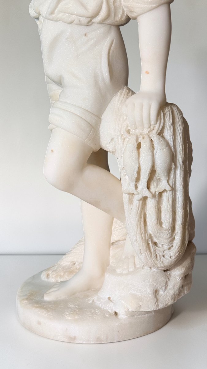 Statua raffigurante un giovane fanciullo Pescatore in Marmo Bianco Statuario di Carrara -photo-4
