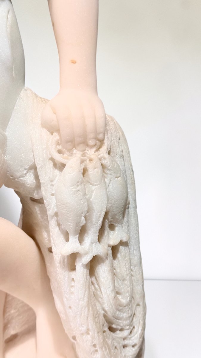 Statua raffigurante un giovane fanciullo Pescatore in Marmo Bianco Statuario di Carrara -photo-1