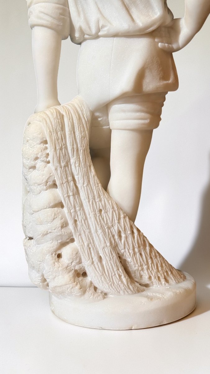 Statua raffigurante un giovane fanciullo Pescatore in Marmo Bianco Statuario di Carrara -photo-2