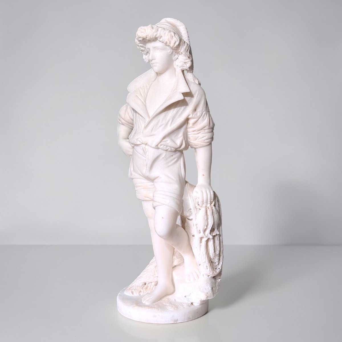 Statua raffigurante un giovane fanciullo Pescatore in Marmo Bianco Statuario di Carrara -photo-3