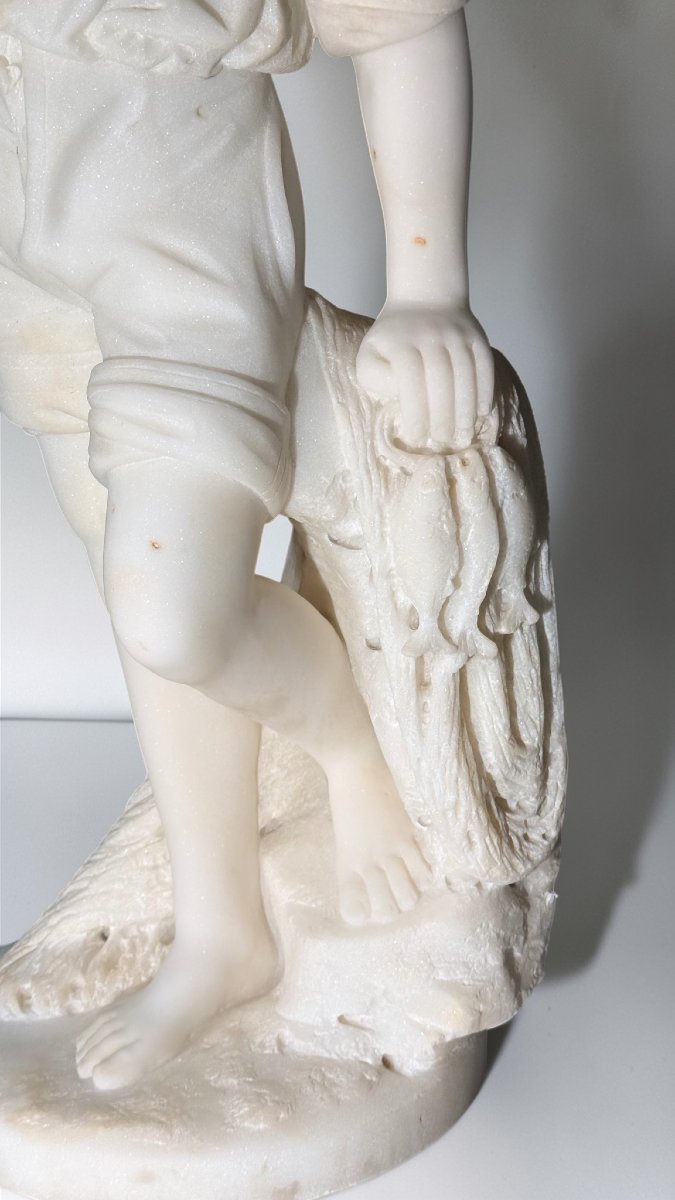 Statua raffigurante un giovane fanciullo Pescatore in Marmo Bianco Statuario di Carrara -photo-4