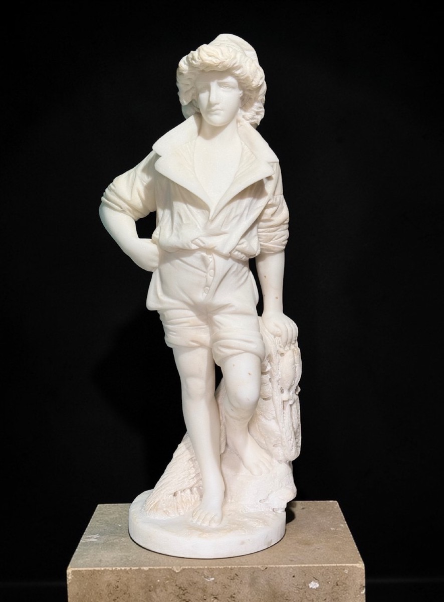 Statua raffigurante un giovane fanciullo Pescatore in Marmo Bianco Statuario di Carrara 
