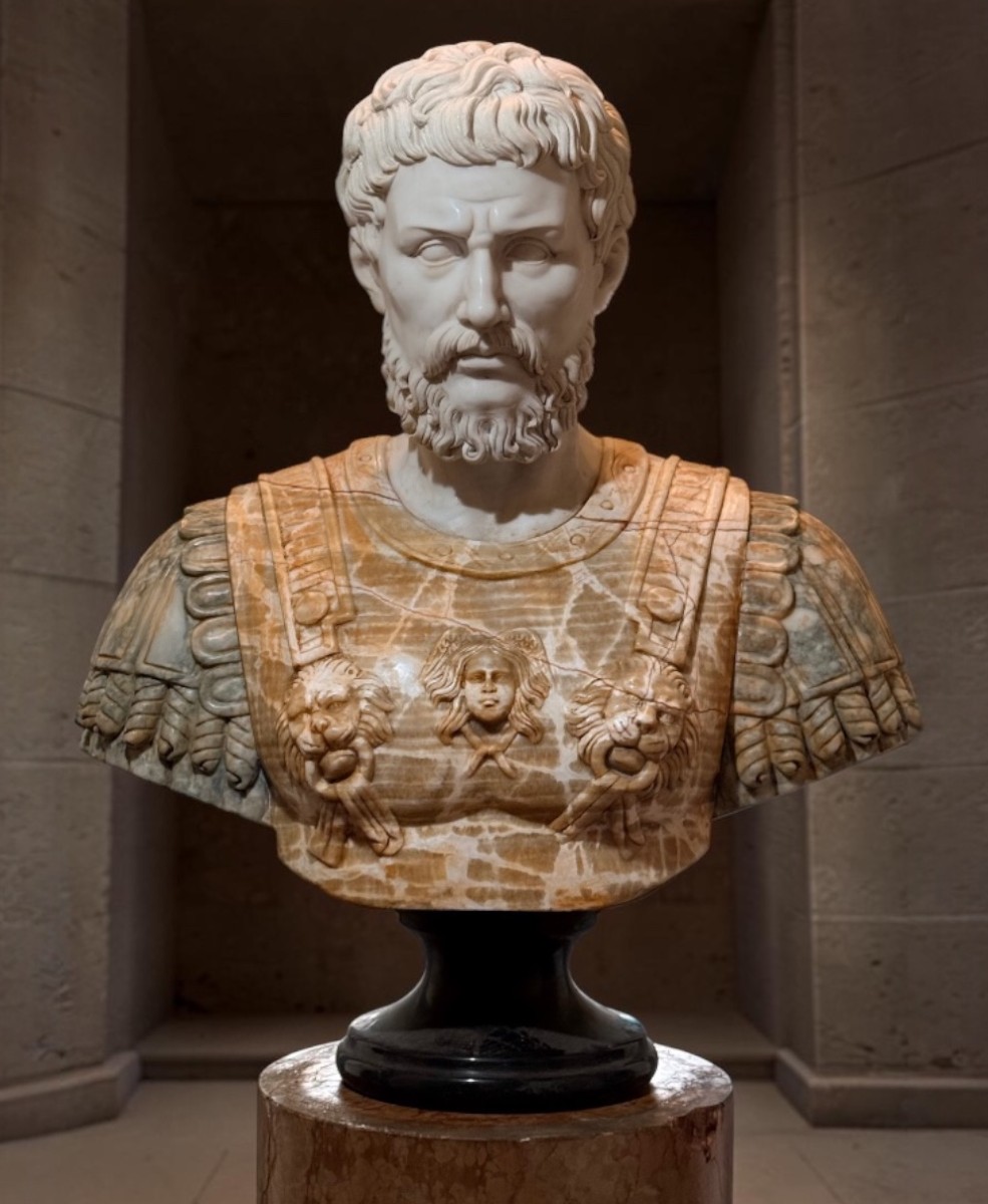 Busto Monumentale Imperatore Romano in Marmi Rari 