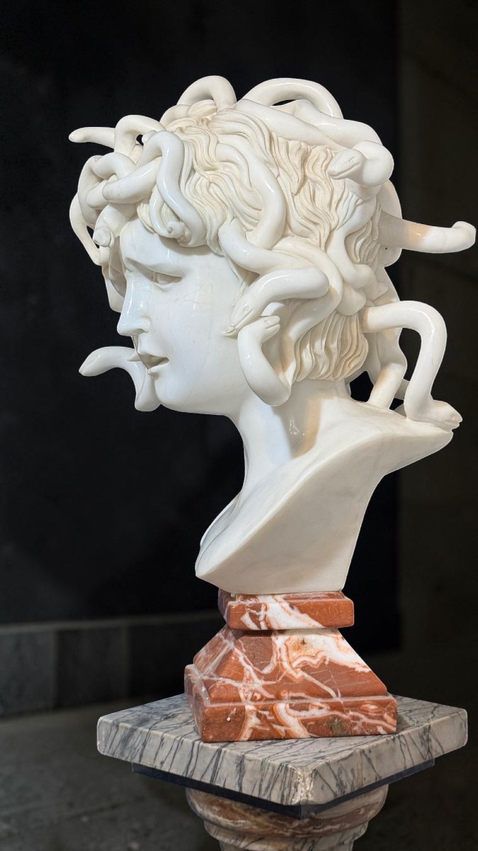 Busto raffigurante Medusa dal modello di Bernini,  Marmo Bianco Statuario di Carrara -photo-2