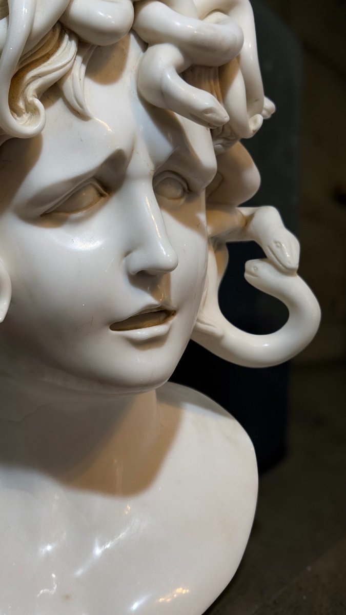 Busto raffigurante Medusa dal modello di Bernini,  Marmo Bianco Statuario di Carrara -photo-3