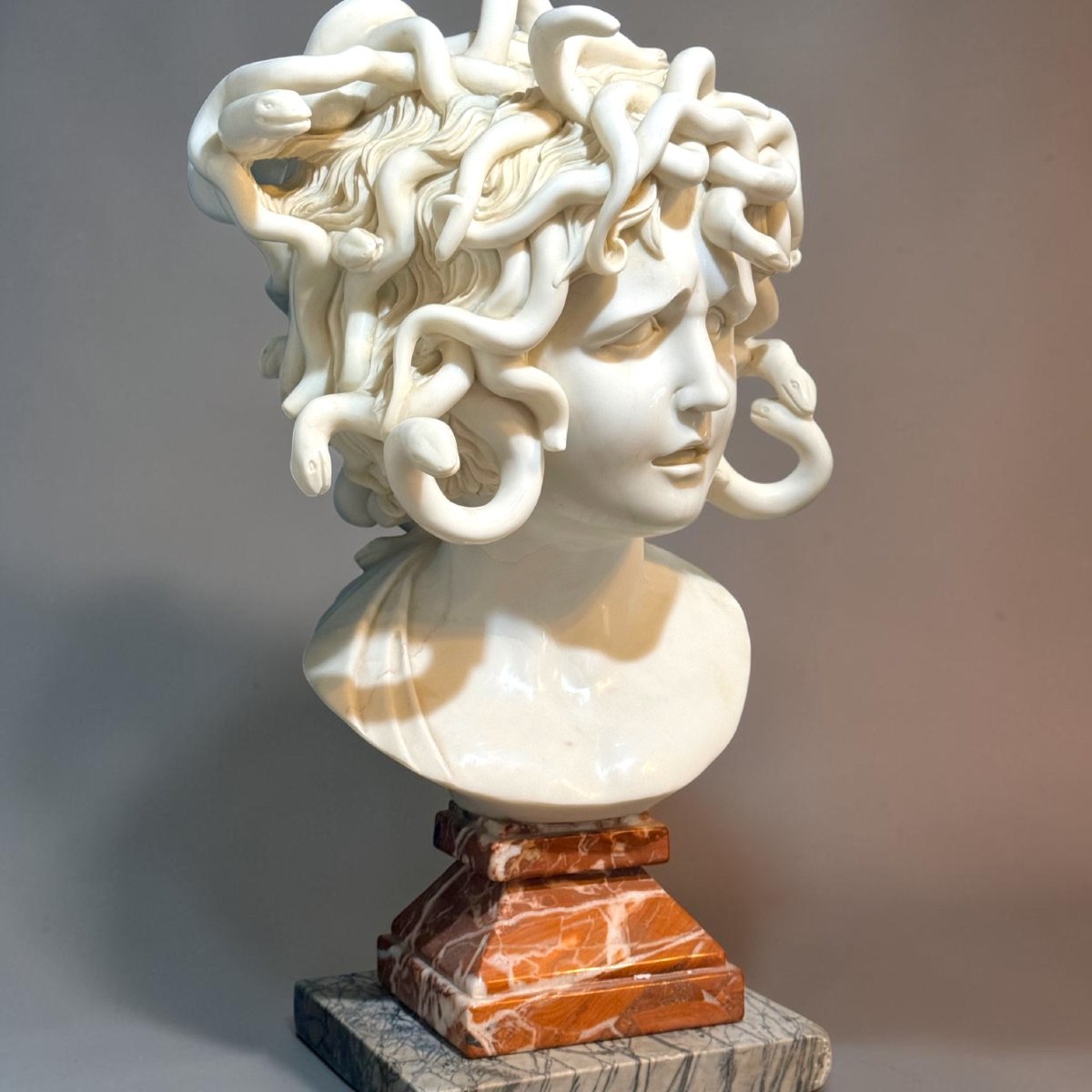 Busto raffigurante Medusa dal modello di Bernini,  Marmo Bianco Statuario di Carrara -photo-1