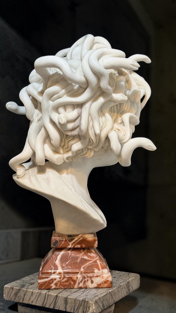 Busto raffigurante Medusa dal modello di Bernini,  Marmo Bianco Statuario di Carrara -photo-2