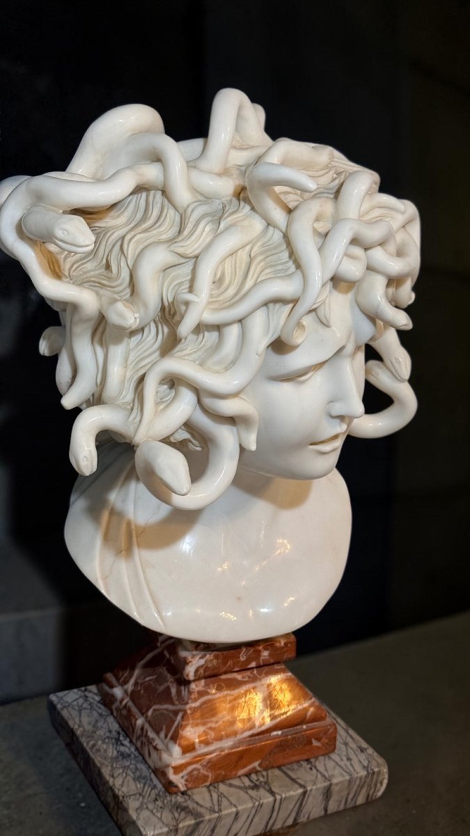 Busto raffigurante Medusa dal modello di Bernini,  Marmo Bianco Statuario di Carrara -photo-3