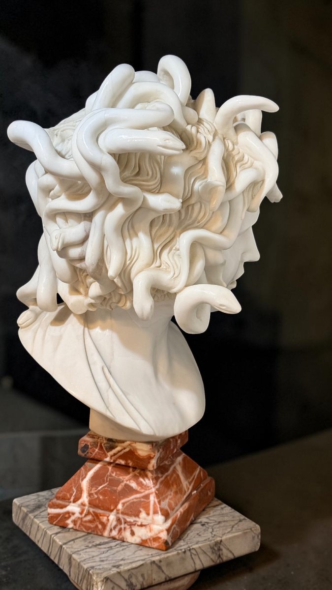 Busto raffigurante Medusa dal modello di Bernini,  Marmo Bianco Statuario di Carrara -photo-4