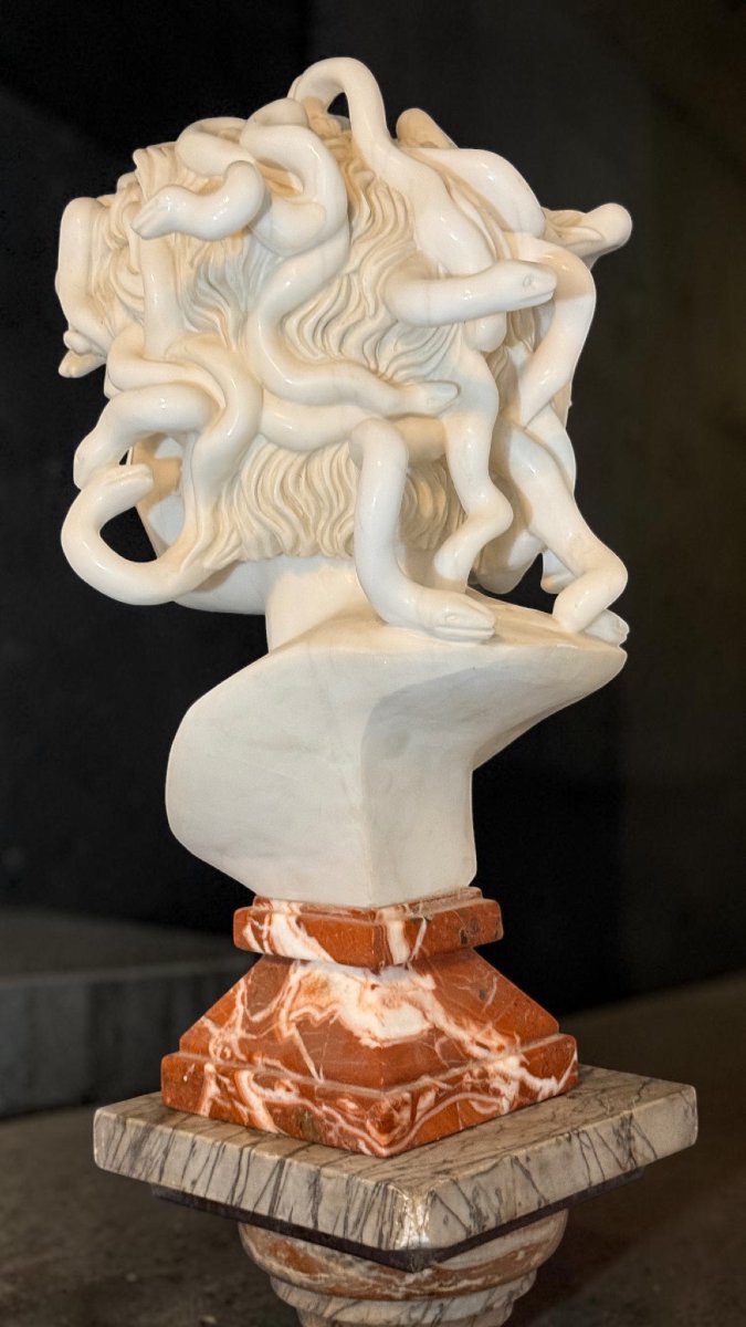 Busto raffigurante Medusa dal modello di Bernini,  Marmo Bianco Statuario di Carrara -photo-5