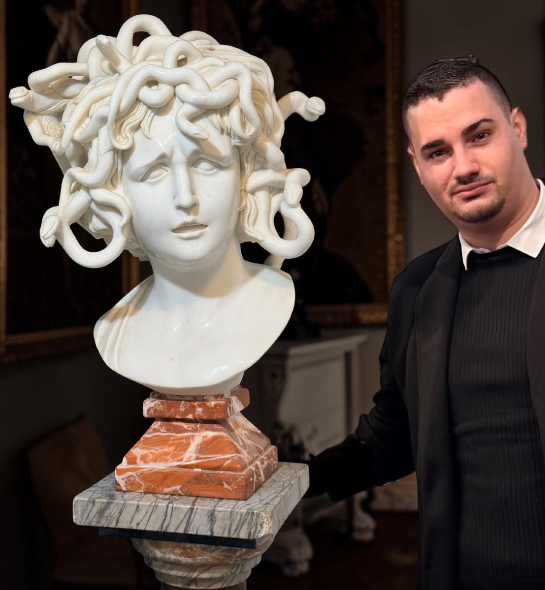 Busto raffigurante Medusa dal modello di Bernini,  Marmo Bianco Statuario di Carrara -photo-6