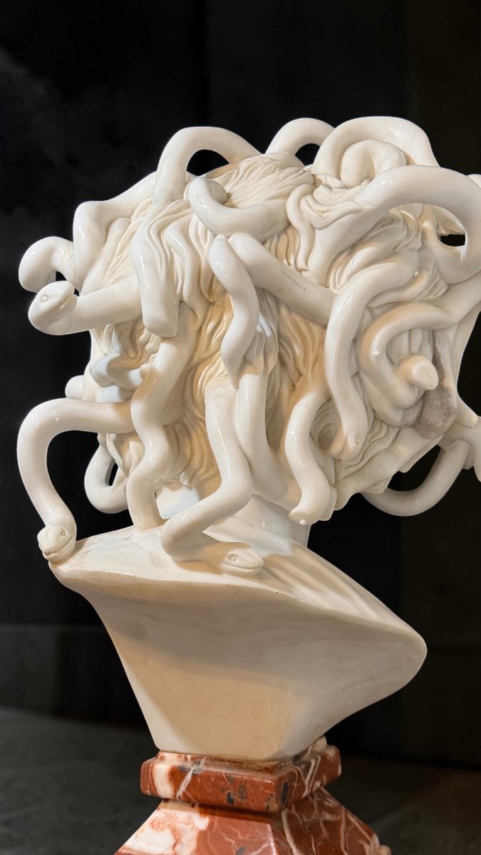 Busto raffigurante Medusa dal modello di Bernini,  Marmo Bianco Statuario di Carrara -photo-7
