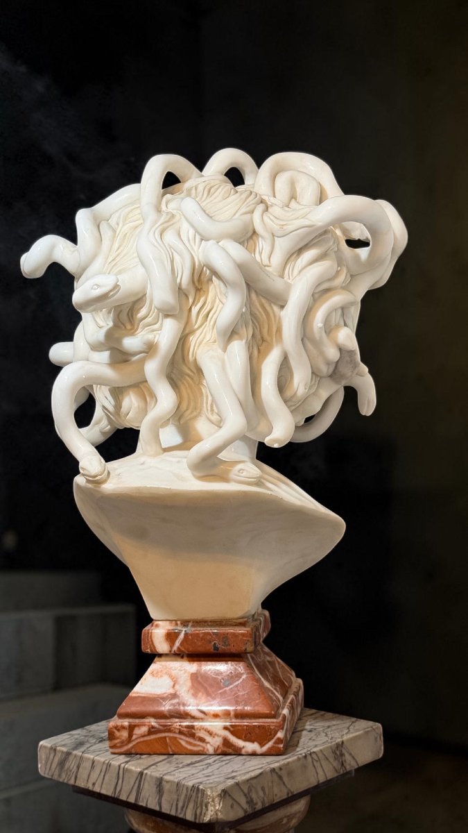 Busto raffigurante Medusa dal modello di Bernini,  Marmo Bianco Statuario di Carrara -photo-8