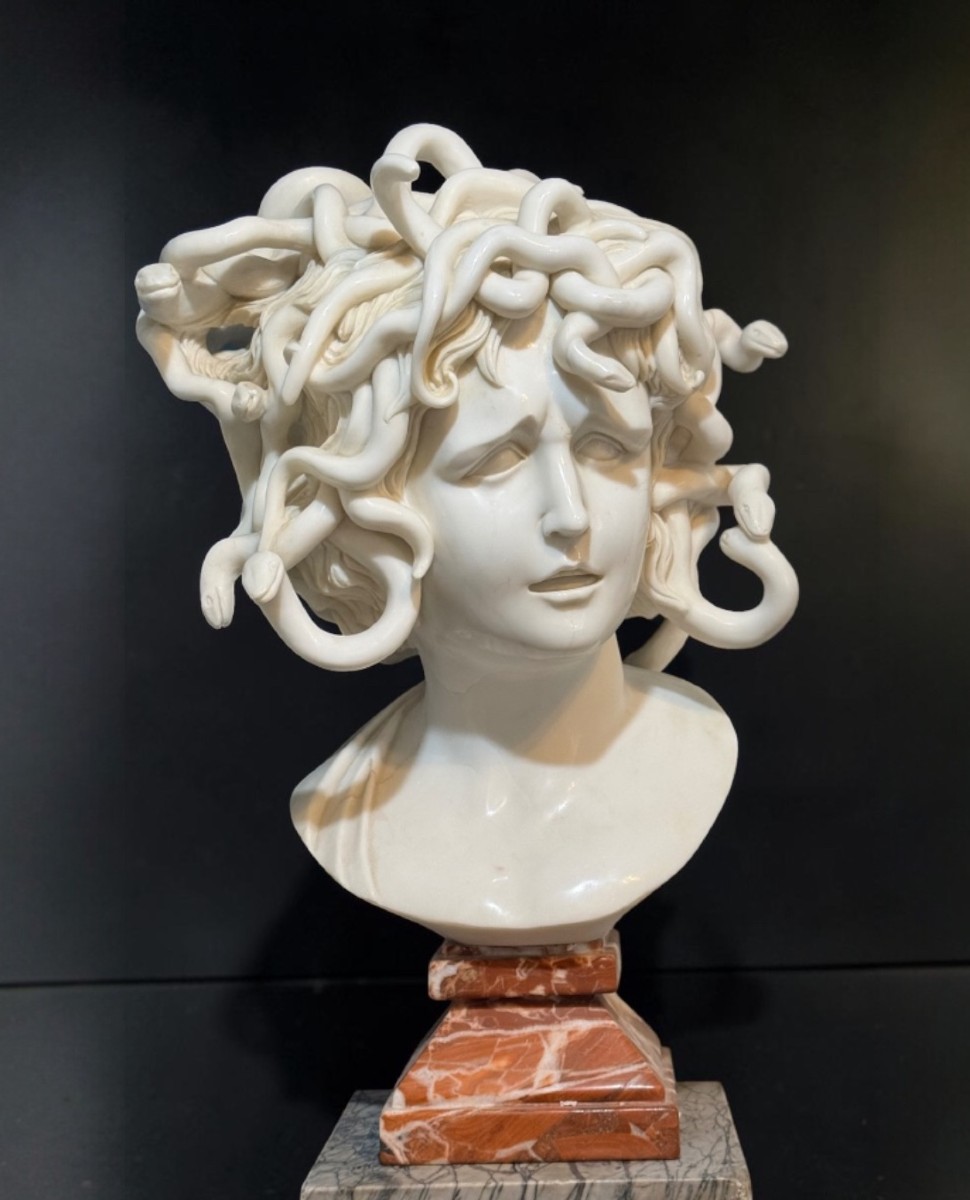 Busto raffigurante Medusa dal modello di Bernini,  Marmo Bianco Statuario di Carrara 