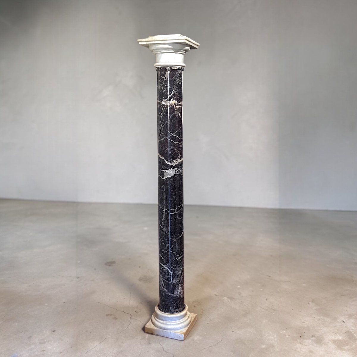 Colonna/Capitello Monumentale in Marmo Violaceo e Bianco Statuario di Carrara -photo-6