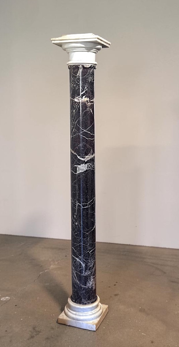 Colonna/Capitello Monumentale in Marmo Violaceo e Bianco Statuario di Carrara 