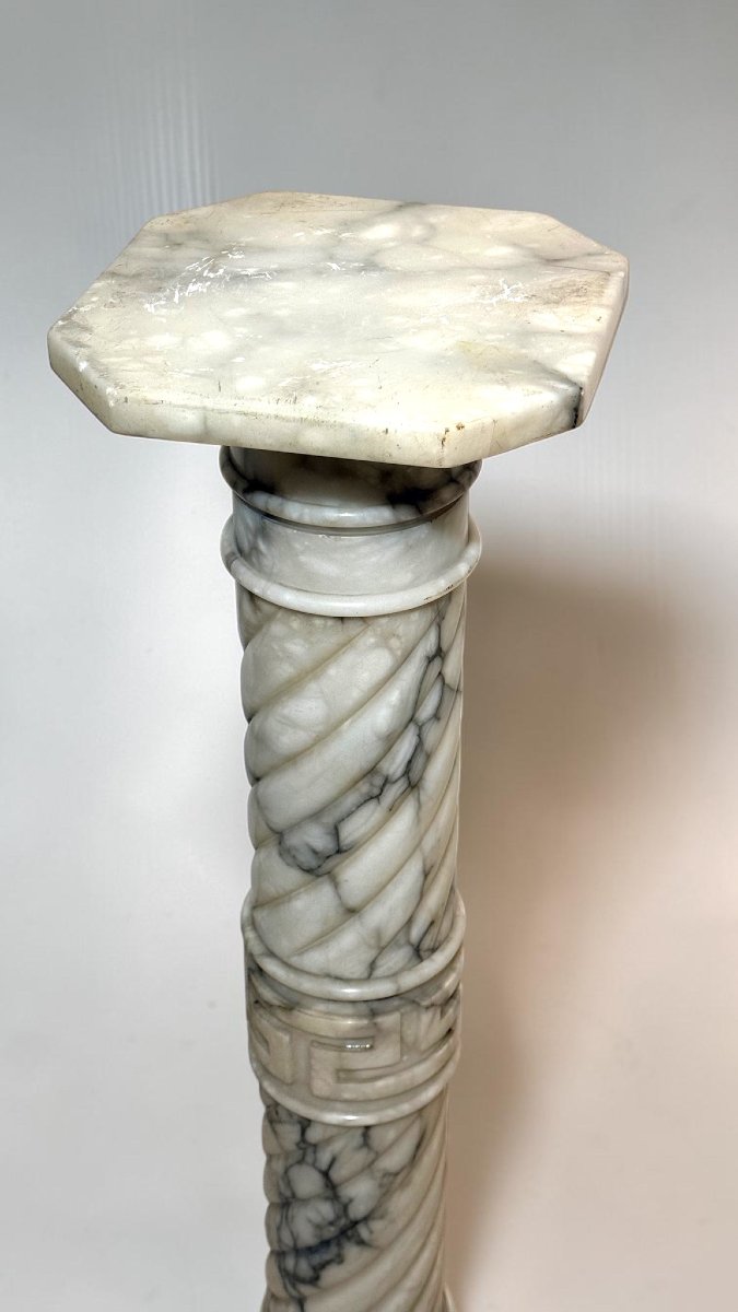 Colonna con rilievi geometrici in Marmo Arabescato -photo-1