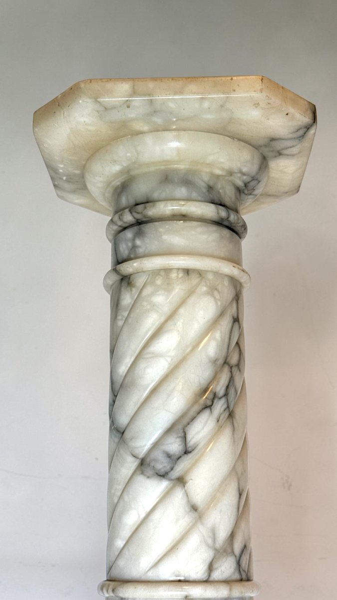 Colonna con rilievi geometrici in Marmo Arabescato -photo-2