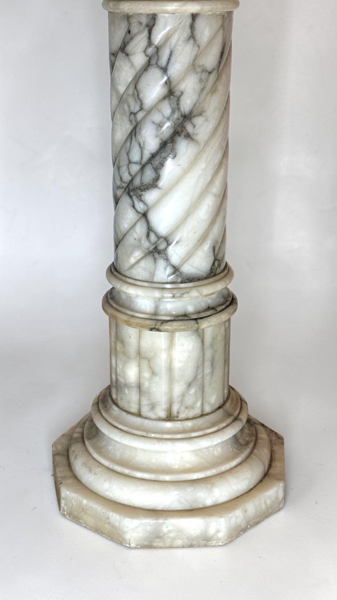 Colonna con rilievi geometrici in Marmo Arabescato -photo-8