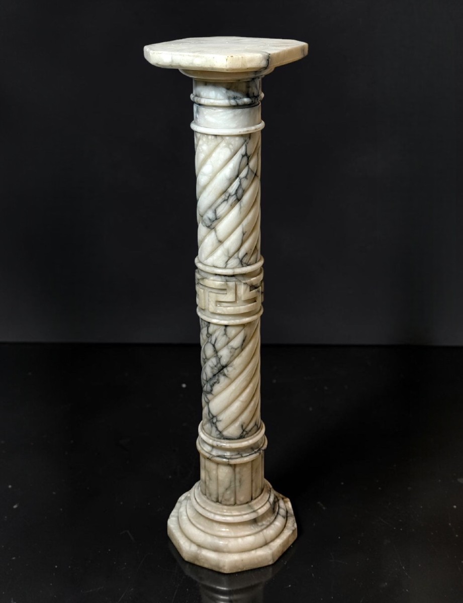 Colonna con rilievi geometrici in Marmo Arabescato 