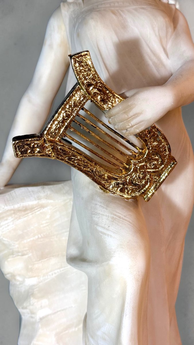 Statua dea greca con corona d'alloro e cetra in foglia oro, Marmo Carrara -photo-2