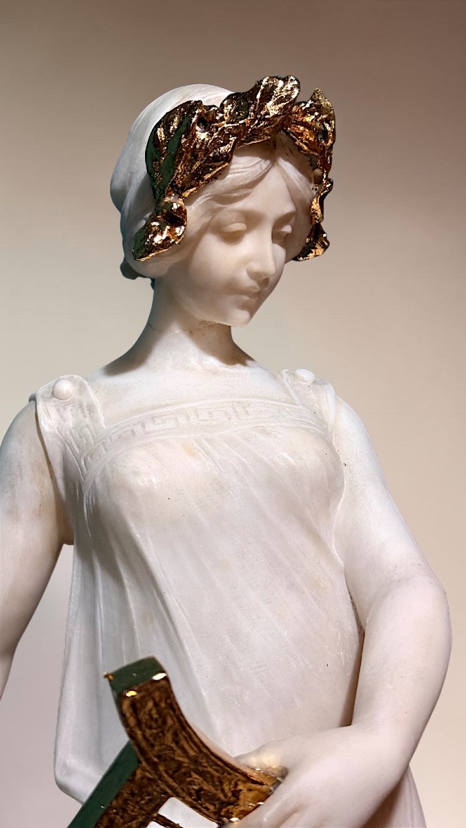 Statua dea greca con corona d'alloro e cetra in foglia oro, Marmo Carrara -photo-3