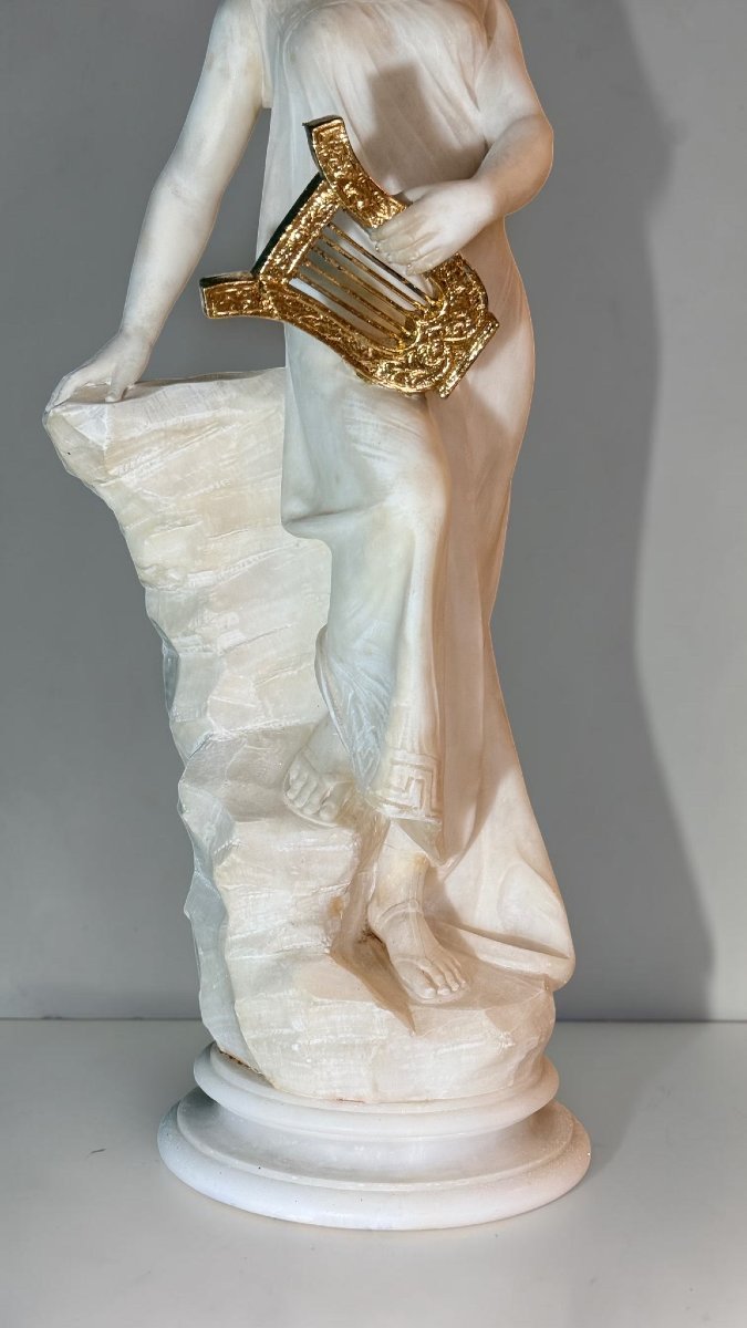 Statua dea greca con corona d'alloro e cetra in foglia oro, Marmo Carrara -photo-1