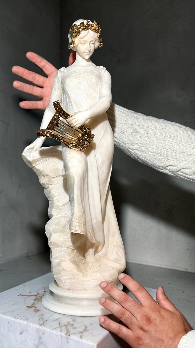 Statua dea greca con corona d'alloro e cetra in foglia oro, Marmo Carrara -photo-5