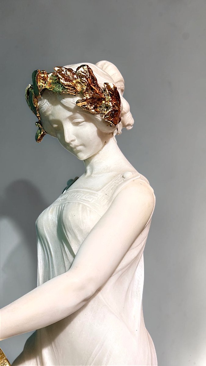 Statua dea greca con corona d'alloro e cetra in foglia oro, Marmo Carrara -photo-7