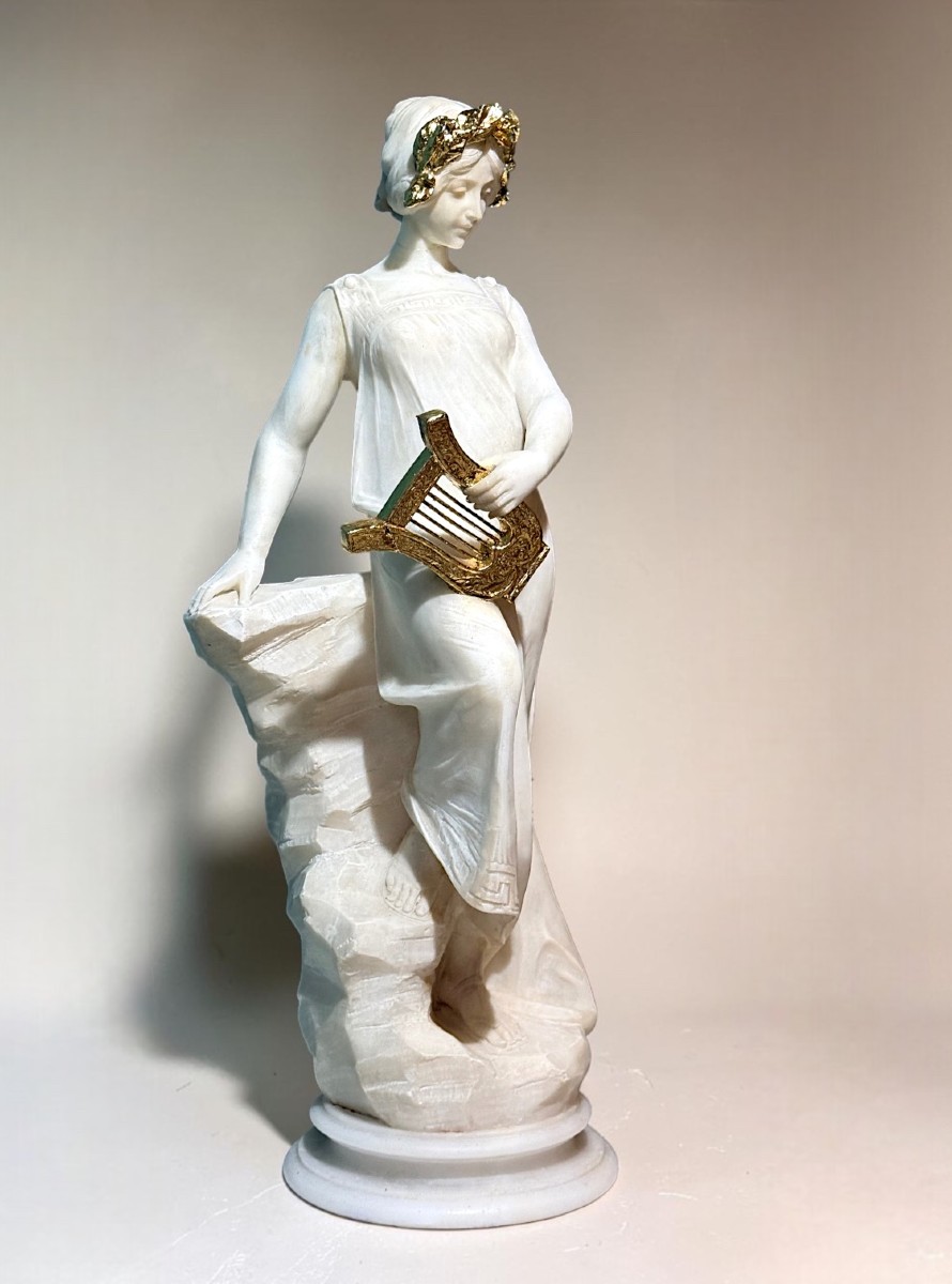 Statua dea greca con corona d'alloro e cetra in foglia oro, Marmo Carrara 