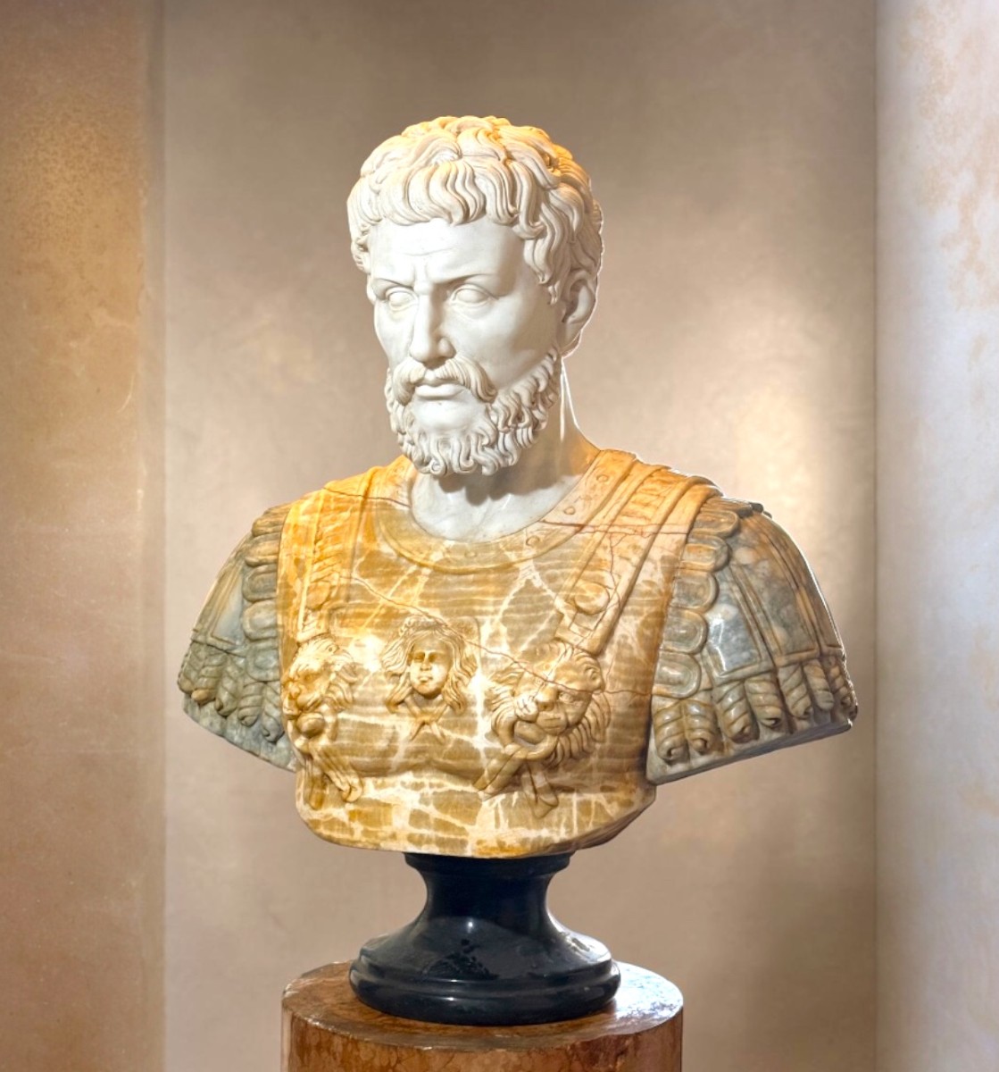 Busto monumentale raffigurante l'imperatore romano Settimio Severo marmi rari