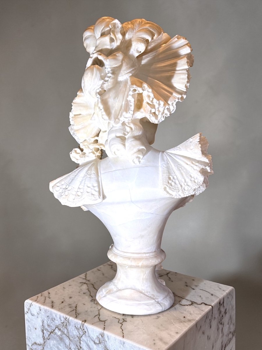 Busto raffigurante una giovane fanciulla con dedica d'amore sul retro, Marmo -photo-2