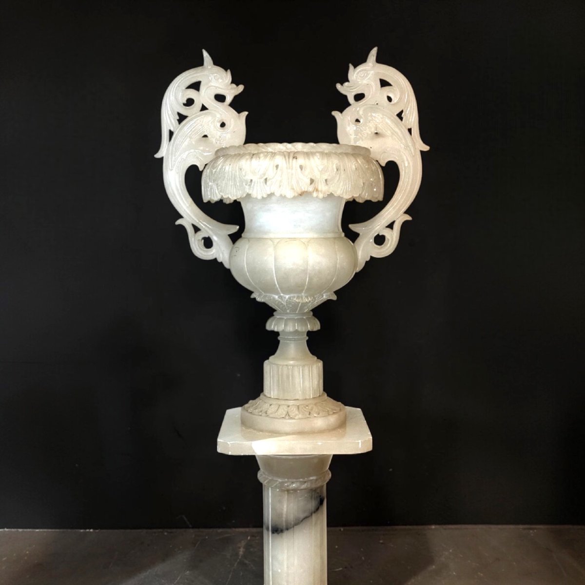 Vaso Monumentale sorretto dalla sua colonna adornata Marmo -photo-3