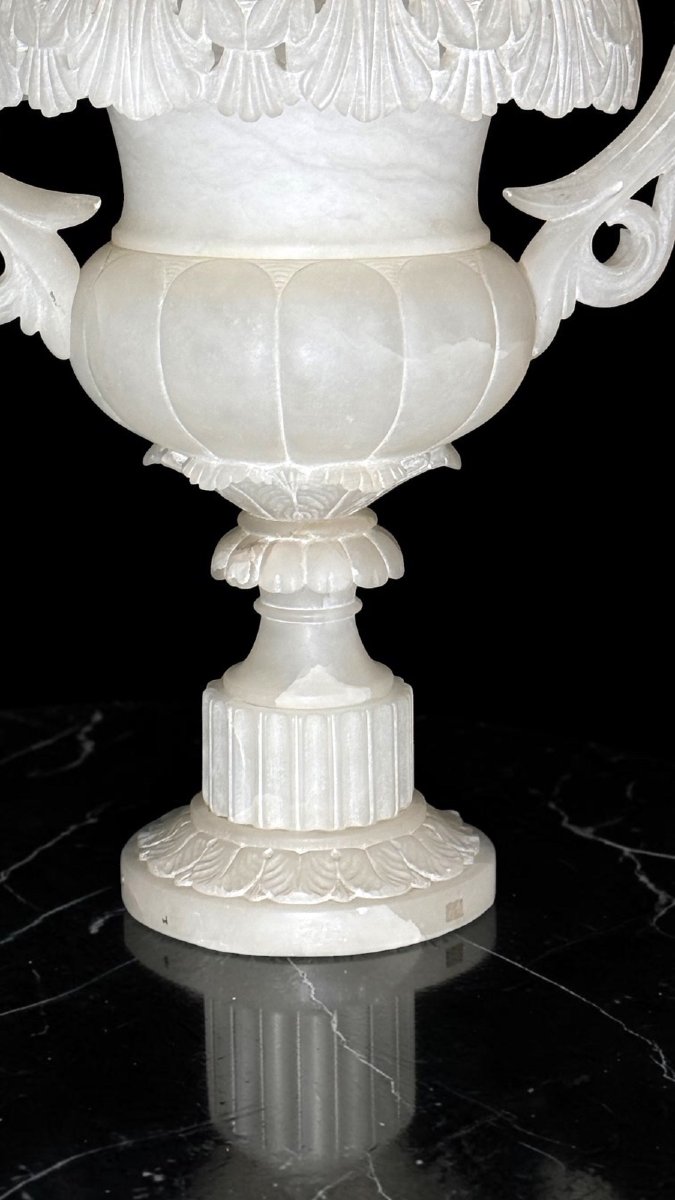 Vaso Monumentale sorretto dalla sua colonna adornata Marmo -photo-3