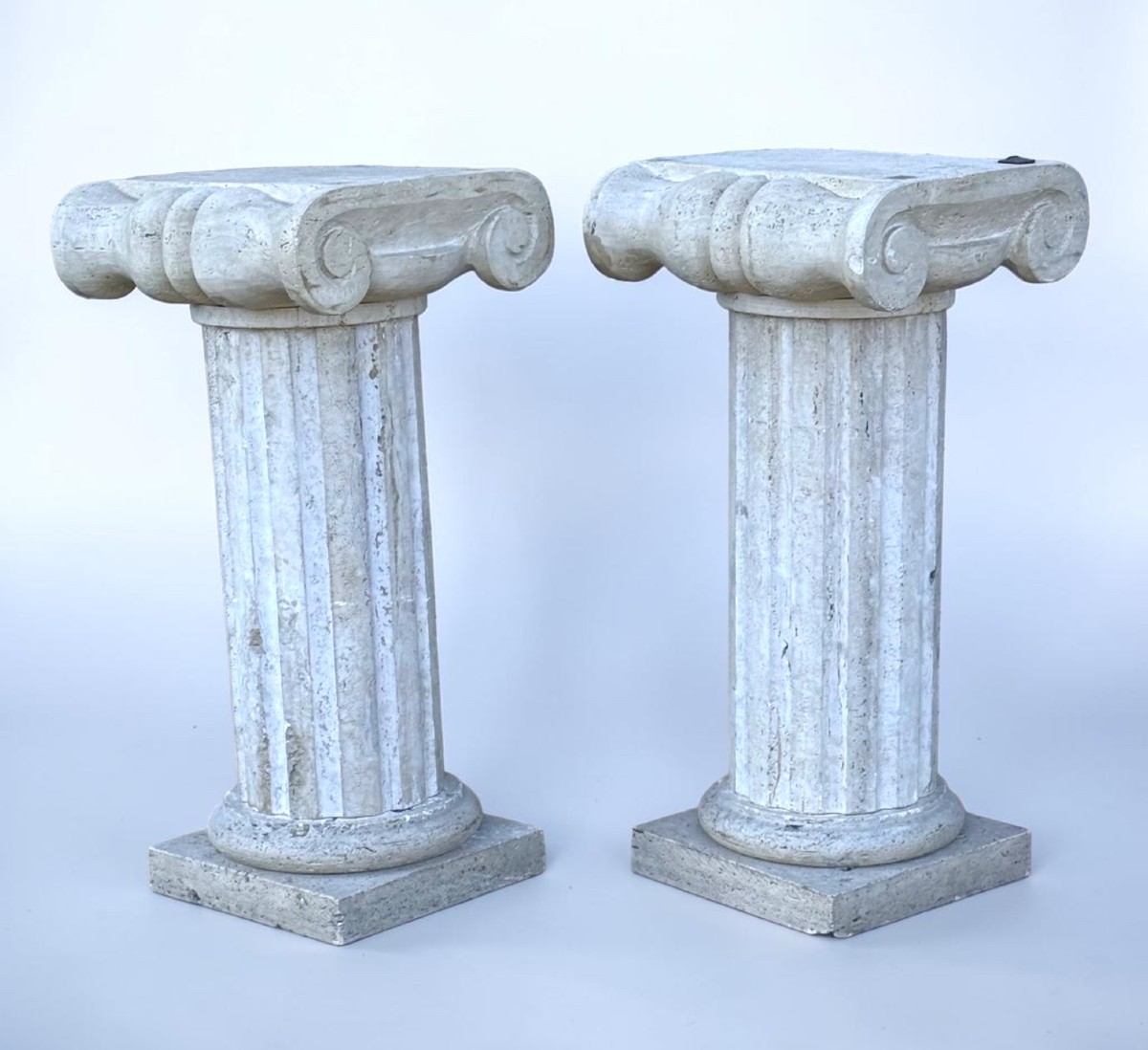 Coppia di Capitelli in Marmo Travertino Romano 