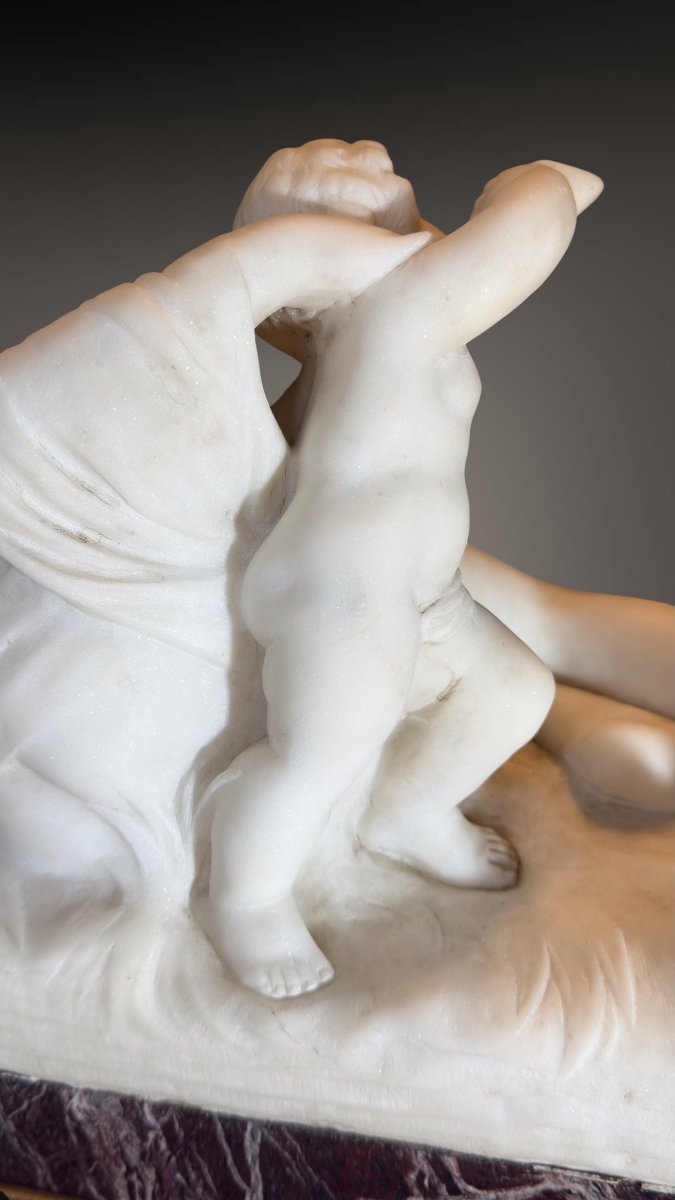 Statua raffigurante giovane fanciulla con un putto sdraiato, Marmo Bianco Statuario di Carrara -photo-2