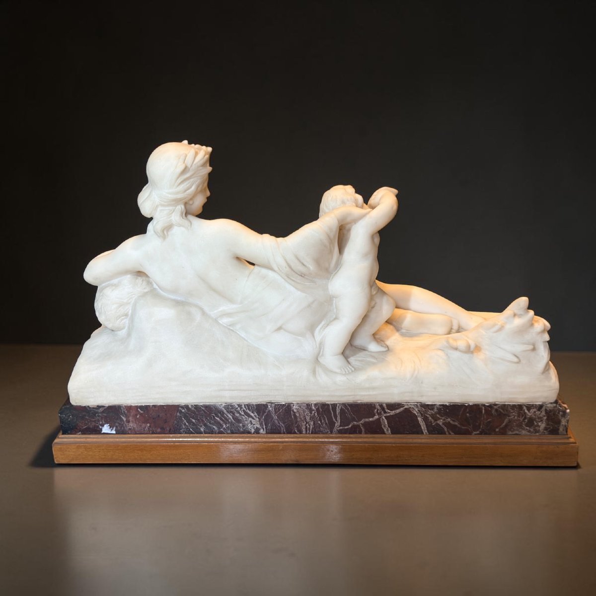 Statua raffigurante giovane fanciulla con un putto sdraiato, Marmo Bianco Statuario di Carrara -photo-3