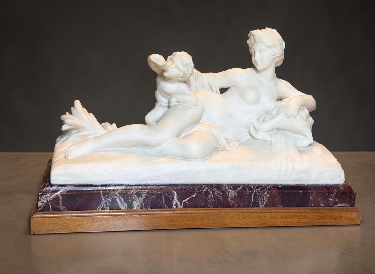 Statua raffigurante giovane fanciulla con un putto sdraiato, Marmo Bianco Statuario di Carrara 
