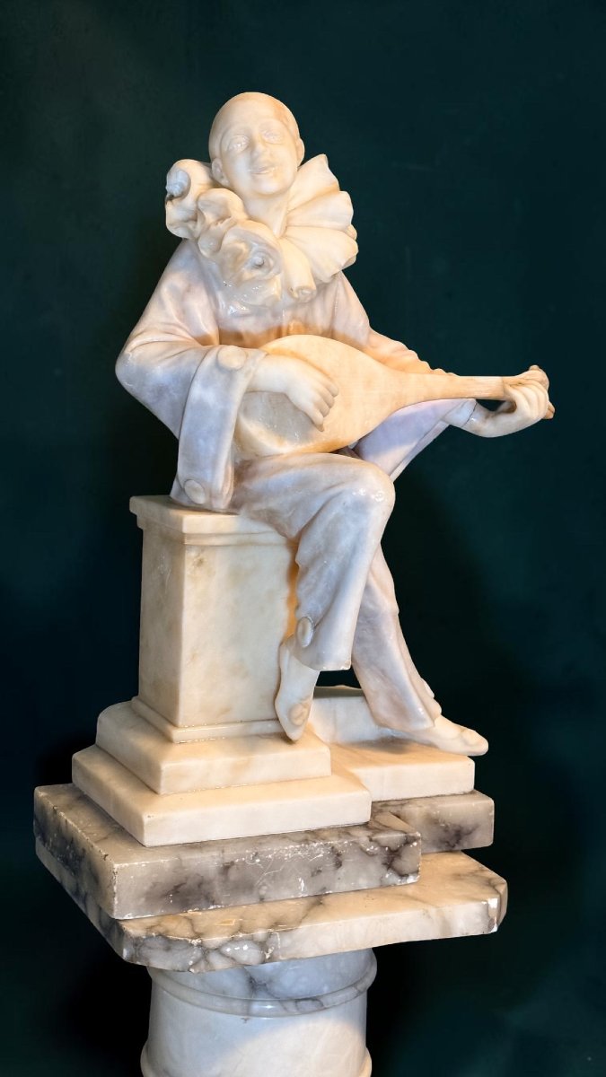 Statua raffigurante Pierrot in Marmo, scultore Currini -photo-1
