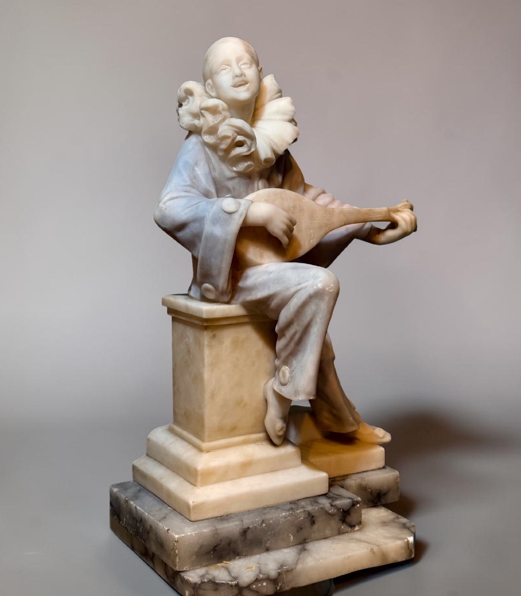 Statua raffigurante Pierrot in Marmo, scultore Currini 