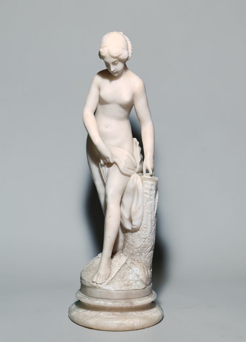 Statua raffigurante una giovane fanciulla nuda 