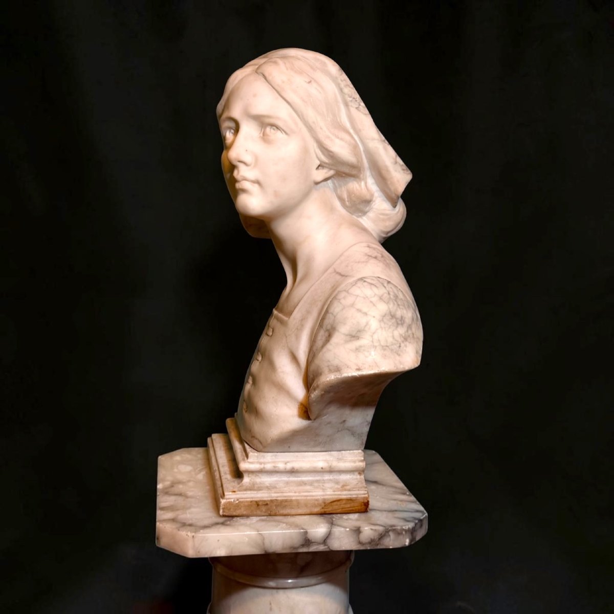 Busto raffigurante Giovanna D'arco in Marmo Bianco Statuario di Carrara e Marmo Arabescato -photo-2