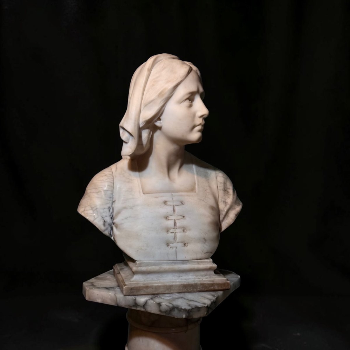 Busto raffigurante Giovanna D'arco in Marmo Bianco Statuario di Carrara e Marmo Arabescato 
