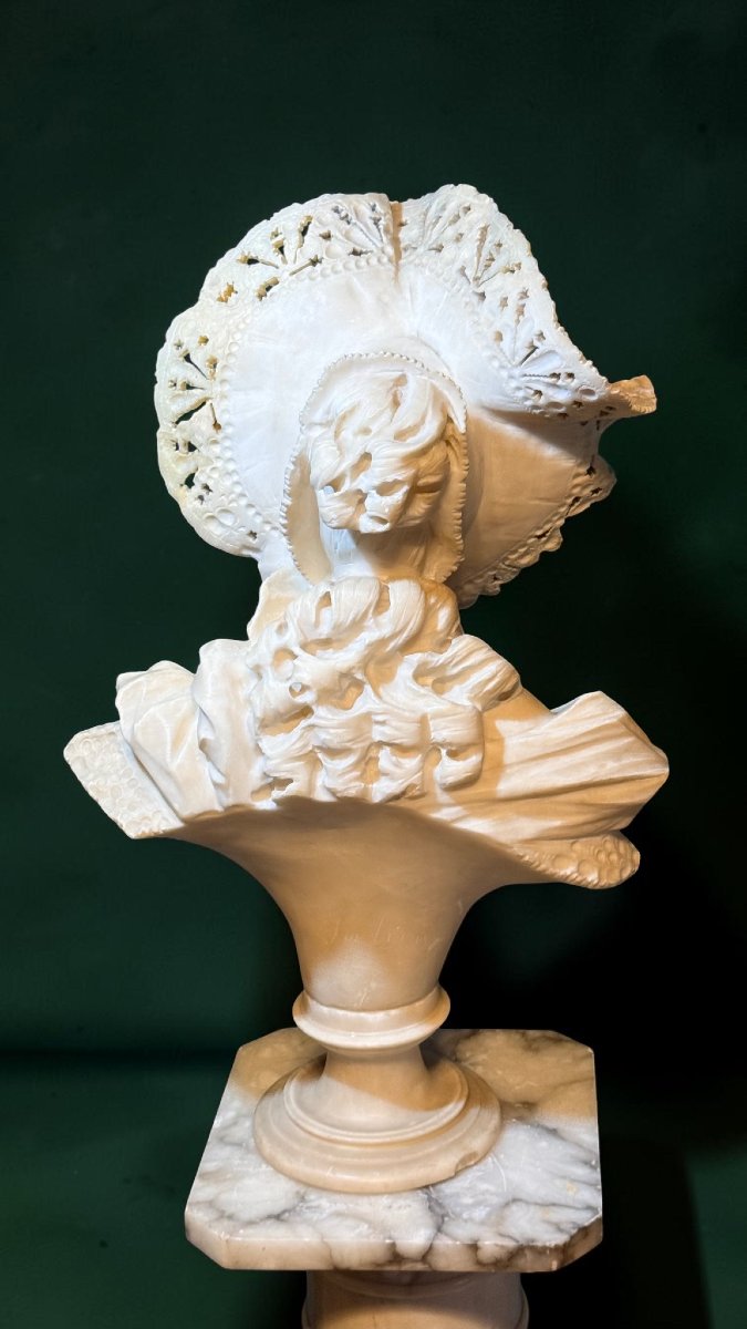 Busto giovane fanciulla sorridente con cappello di pizzo in Marmo -photo-3