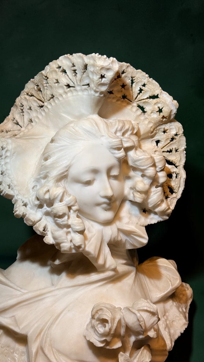 Busto giovane fanciulla sorridente con cappello di pizzo in Marmo -photo-1