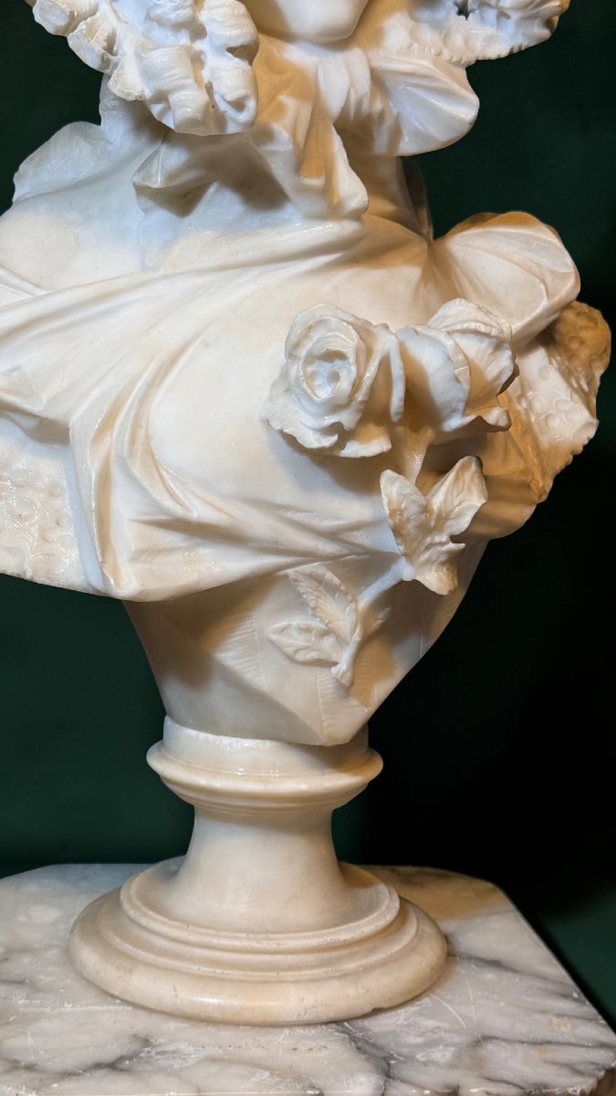 Busto giovane fanciulla sorridente con cappello di pizzo in Marmo -photo-2
