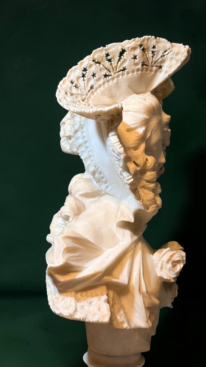 Busto giovane fanciulla sorridente con cappello di pizzo in Marmo -photo-8