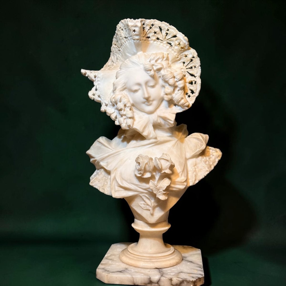 Busto giovane fanciulla sorridente con cappello di pizzo in Marmo 